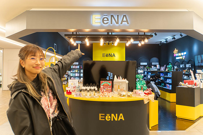 「枚方モール」の2階にある韓国コスメショップ『EeNA 枚方モール店』