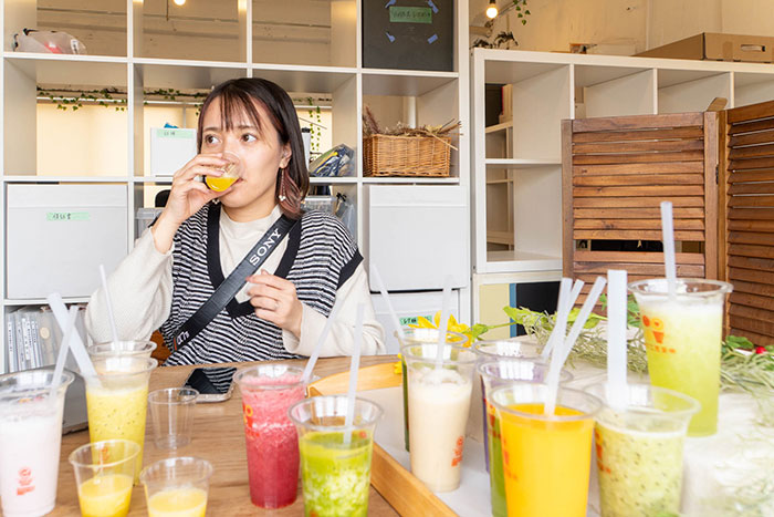 「パイナップル」を飲むフク