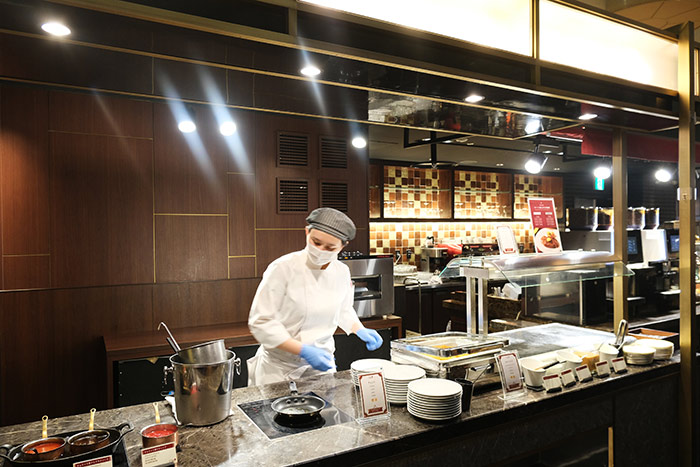 その場でオムレツを焼いてもらえるライブキッチン