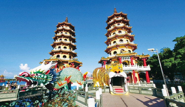 TAIWAN高雄捷運沿線龍虎塔